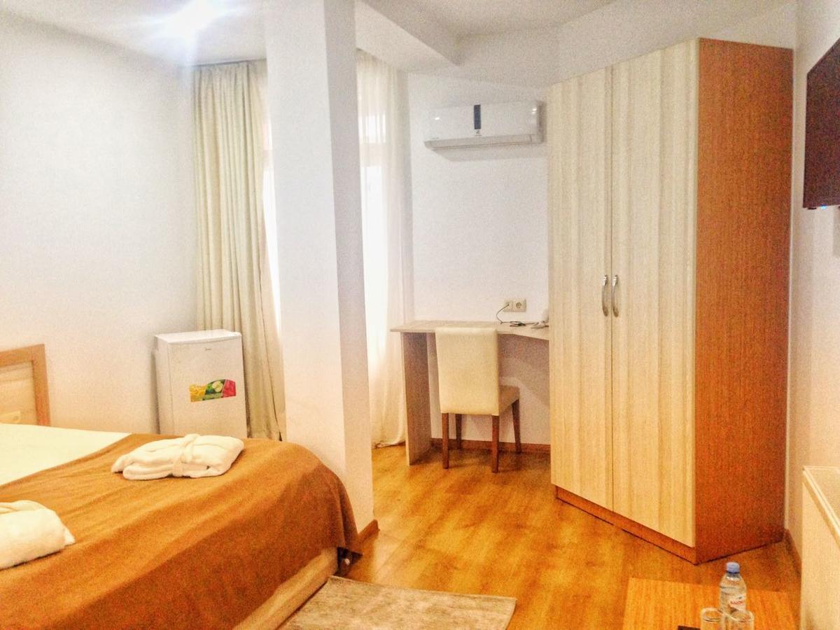 Hotel Marseille Batumi Esterno foto